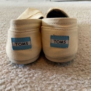 TOMS canvas slip ons 8.5